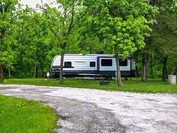 Camping în parcul de stat Mount Ayr