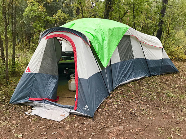 22 Sfaturi pentru camping de iarnă: Pune o prelată peste cort.  #tententrees