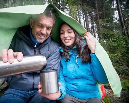 Cuplu camping în ploaie.