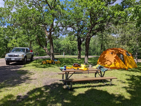 Camping în Parcul de Stat Islandez din Dakota de Nord