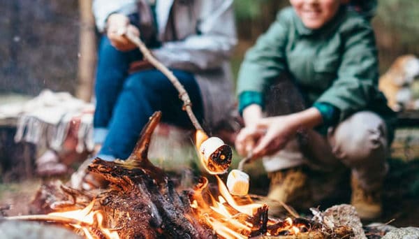 Gătiți marshmallows în campare.