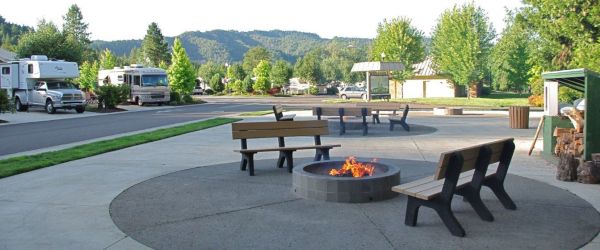 Seven Feathers RV Resort - Camping Canyonville din Oregon