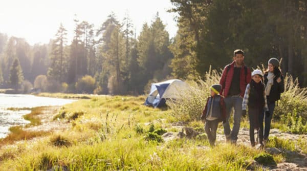 Distracție și pregătire pentru camping în familie