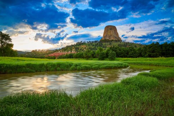 Monumentul Național Turnul Diavolului - Camping pe râul Belle Fourche din Wyoming