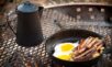 Cum să faci un mic dejun la foc de tabără ca Bear Grylls