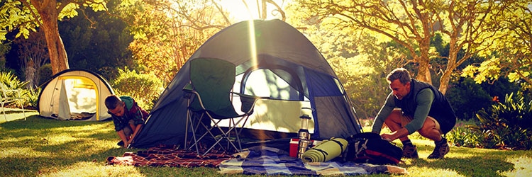 Camping cort și aventură în aer liber de familie.